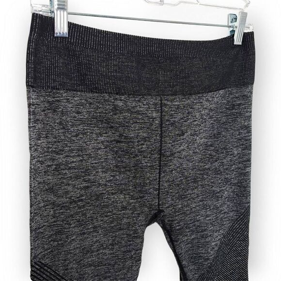Fabletics Black and Gray Crop Legging size Medium - Picture 2 of 5